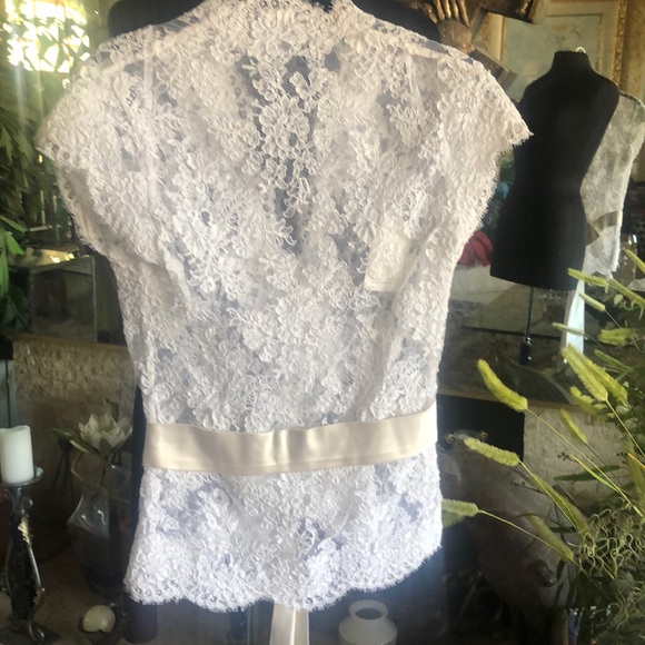 Gorgeous lace form fitted blouse with bow belt 8 - Picture 8 of 10